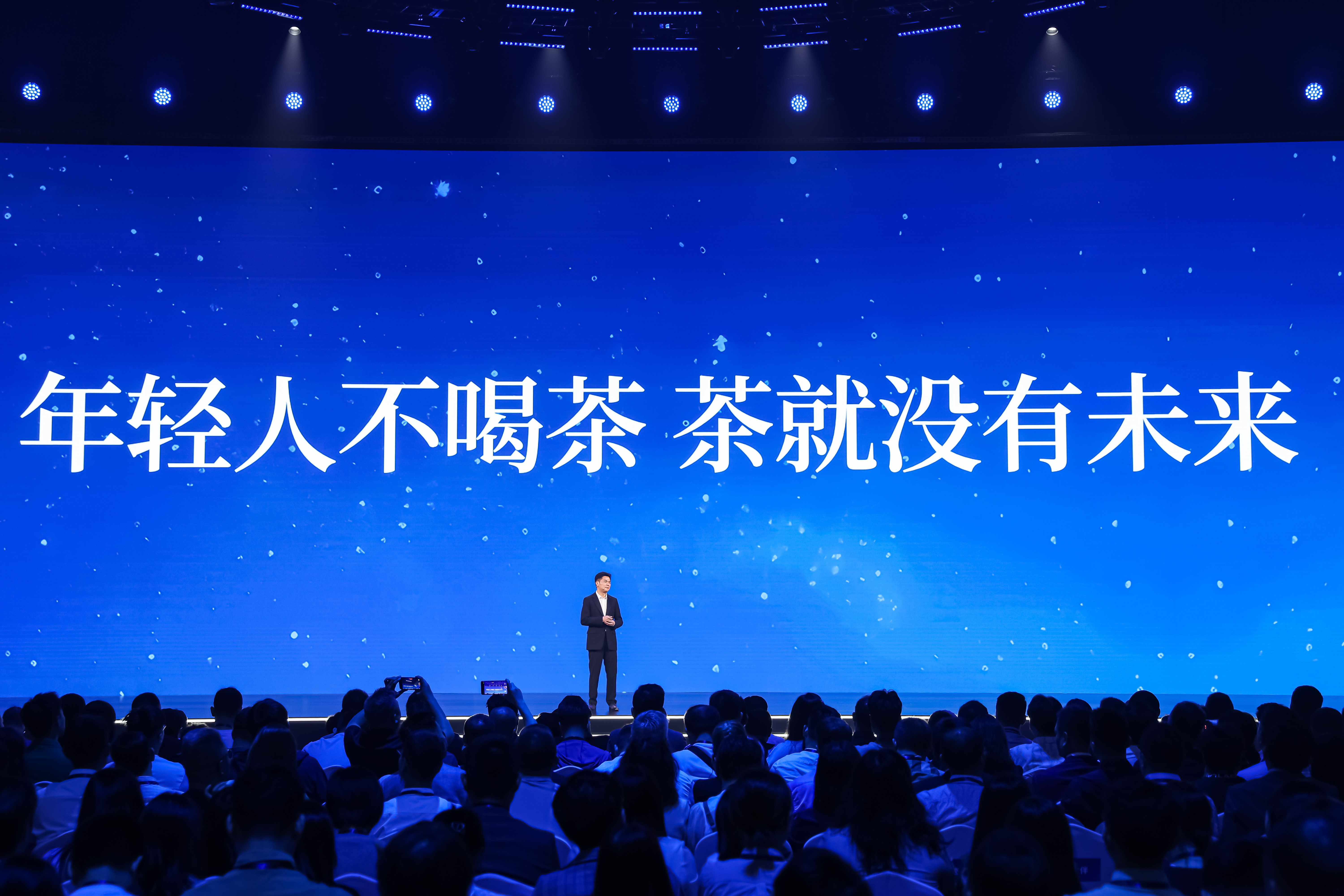 #中国茶文化知识点# 今天是“国际茶日”，但是现在的人不怎么爱喝茶，反而喝咖啡，