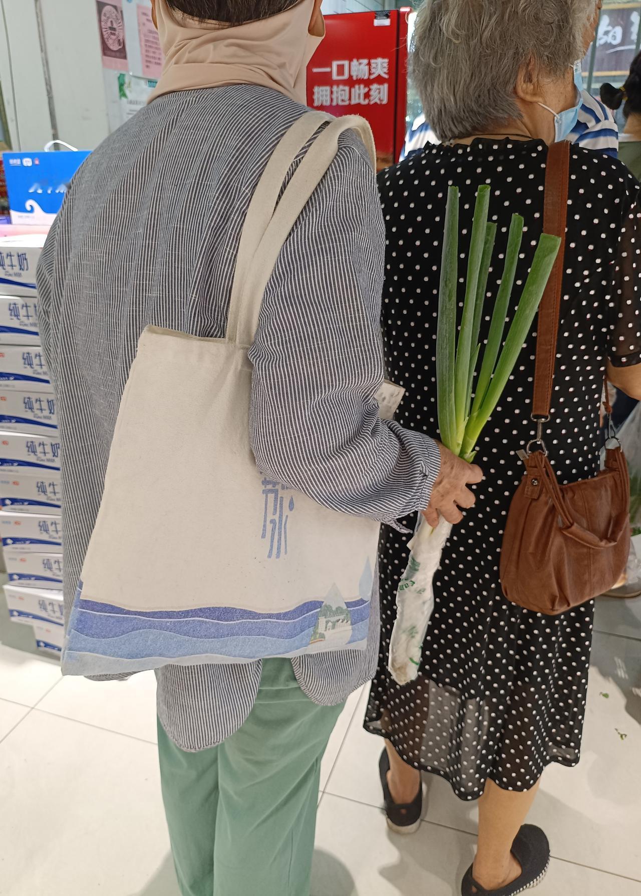 青岛的夏天高温加高湿再加上紫外线，出门都需要勇气。

    即便如此出门还是喜