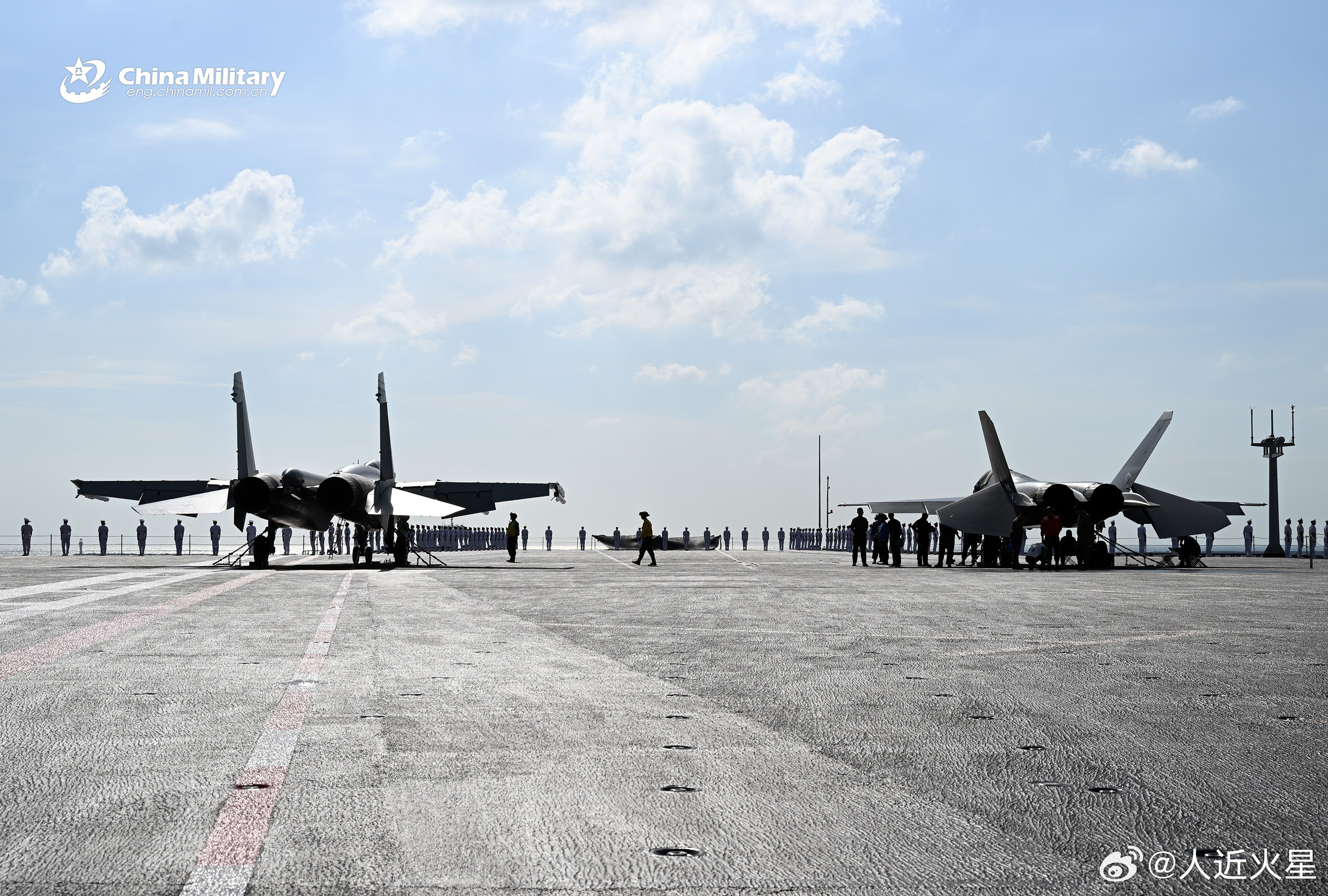 福建舰服役前用网遮挡甲板上的“18”，朴实无华的反卫侦查手段。 ​​​