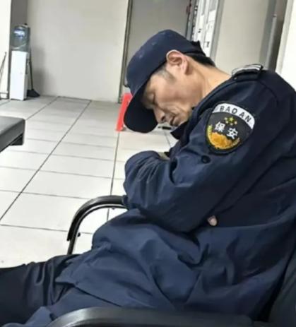 就打了16分钟盹就被开除？这2.6万赔偿，甩得企业脸疼！
 
凌晨三点半，60岁