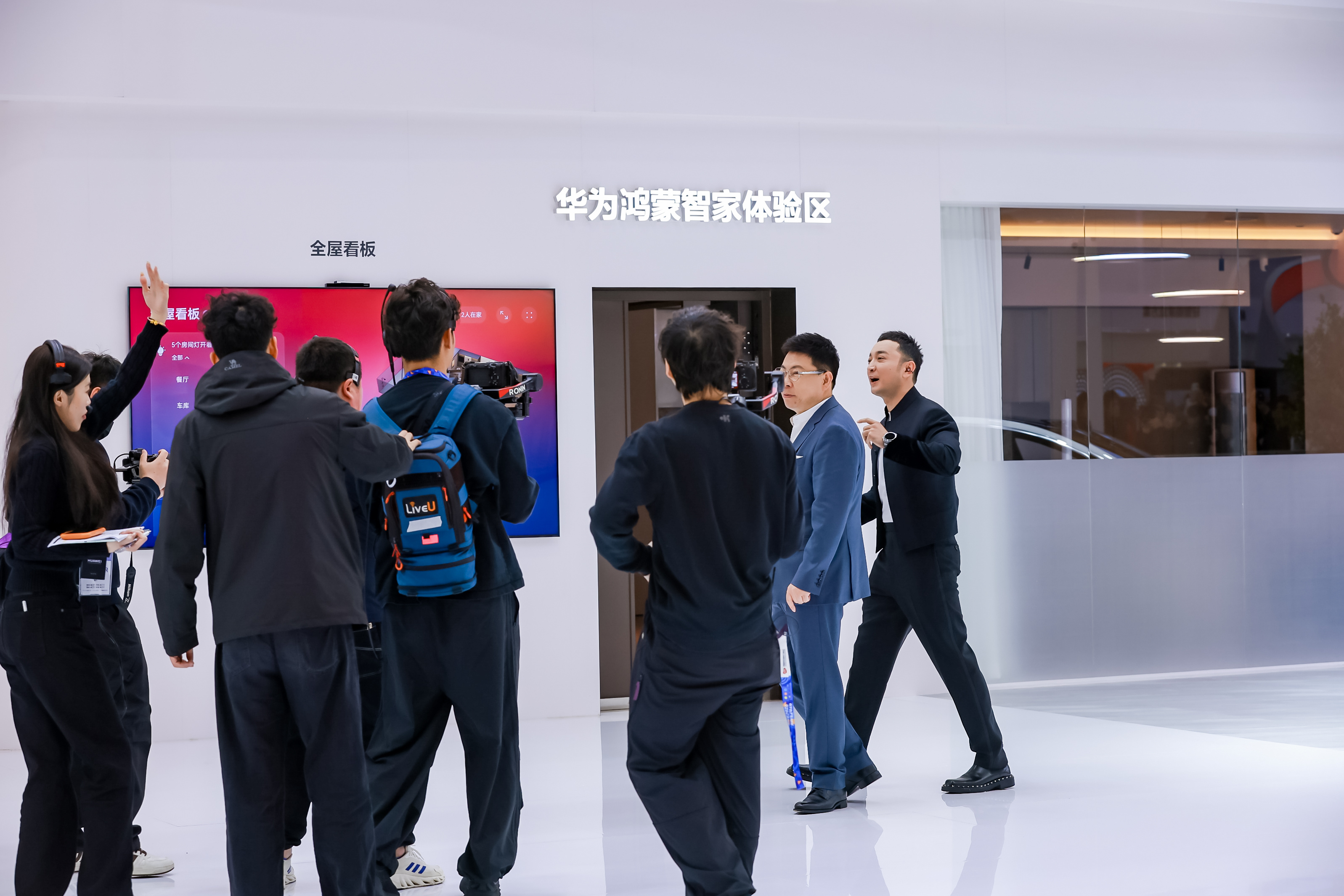 天呐！刚刷到余总和尼格买提在AWE2026的探展视频，被小艺管家6.0这个3D控