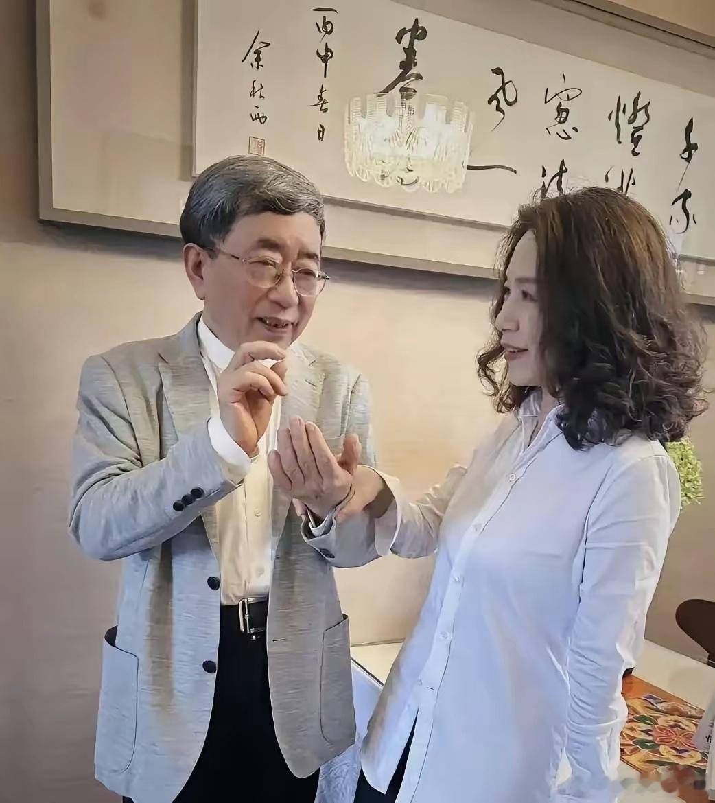 在上海的美术馆里，看到79岁的余秋雨和63岁的马兰，一晃神，才惊觉他俩已经在一起