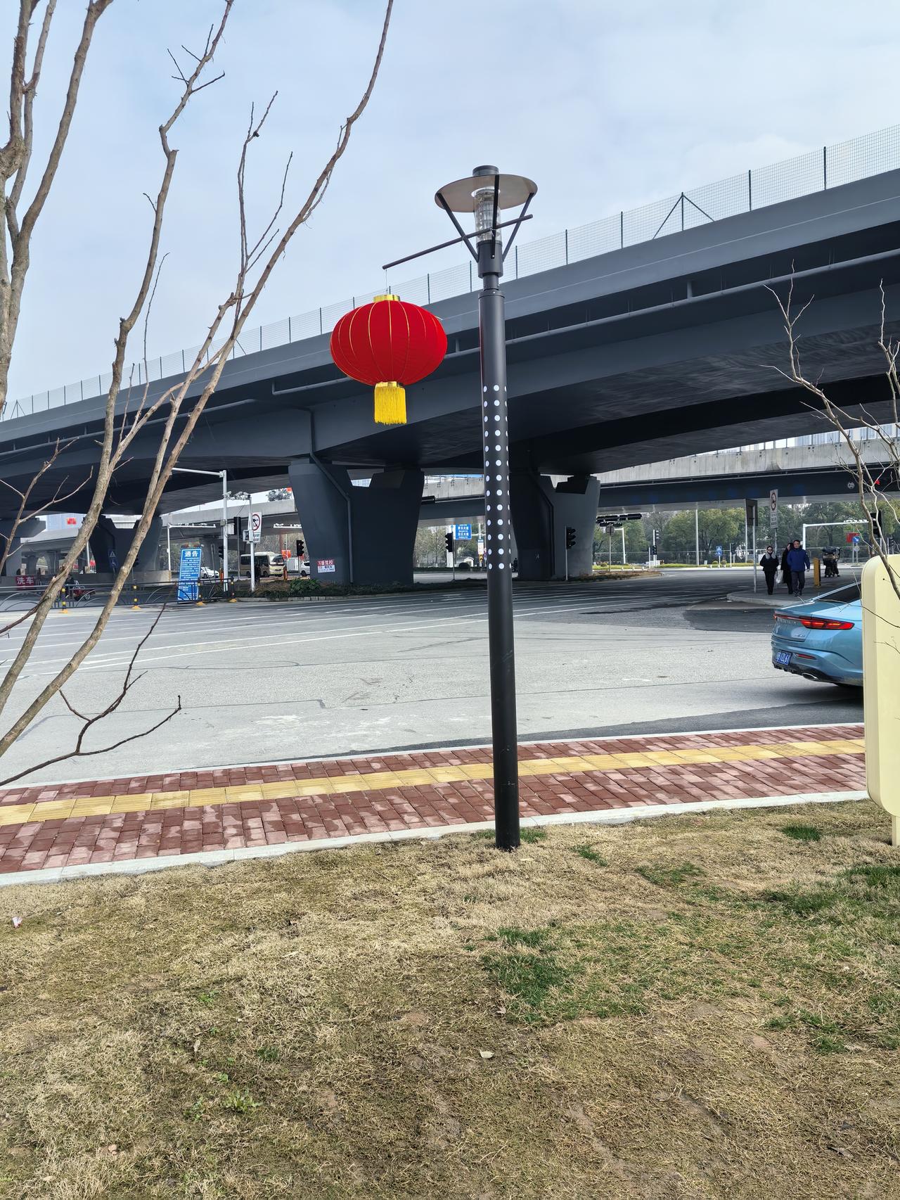 新年生活就像一本丰富多彩的图鉴。在海南，新年时蓝天白云相伴，风景秀丽，那澄澈蓝天