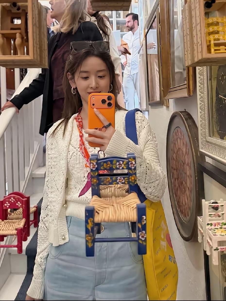 章泽天拿的黄色手机是什么牌子的？