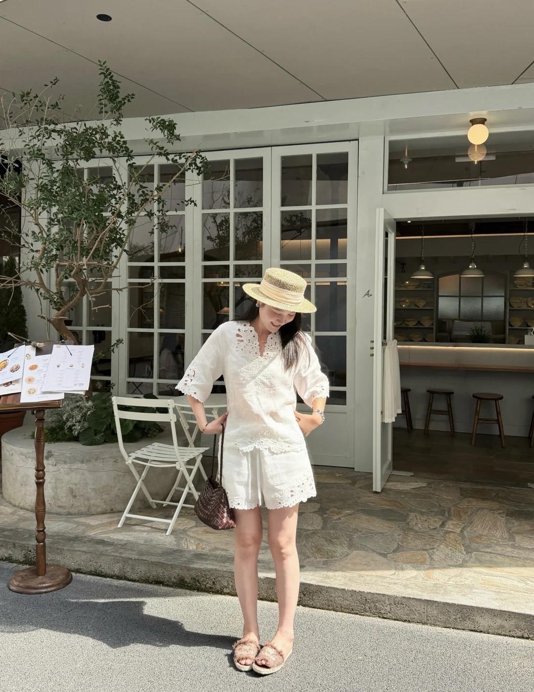Ootd慵懒午后☕️～被阳光眷顾
初夏不闷不热
真的很舒服～
记录午后☕️
被阳