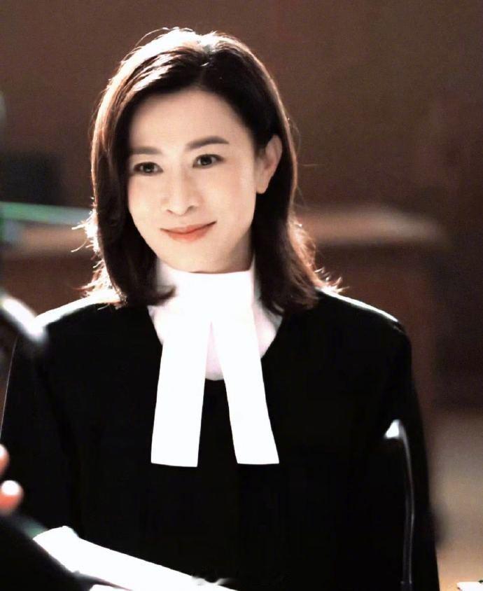 佘诗曼回应不再依赖姐姐梗 粉丝机场问佘诗曼：“不再依赖姐姐算长大吗？”她一开始完