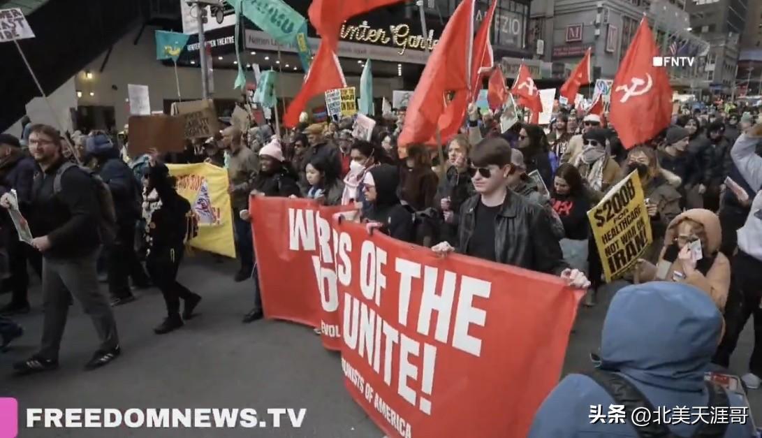 全美举行反战游行惊现镰刀旗

   在美国民主党的大力支持下，今天在全美多个州和