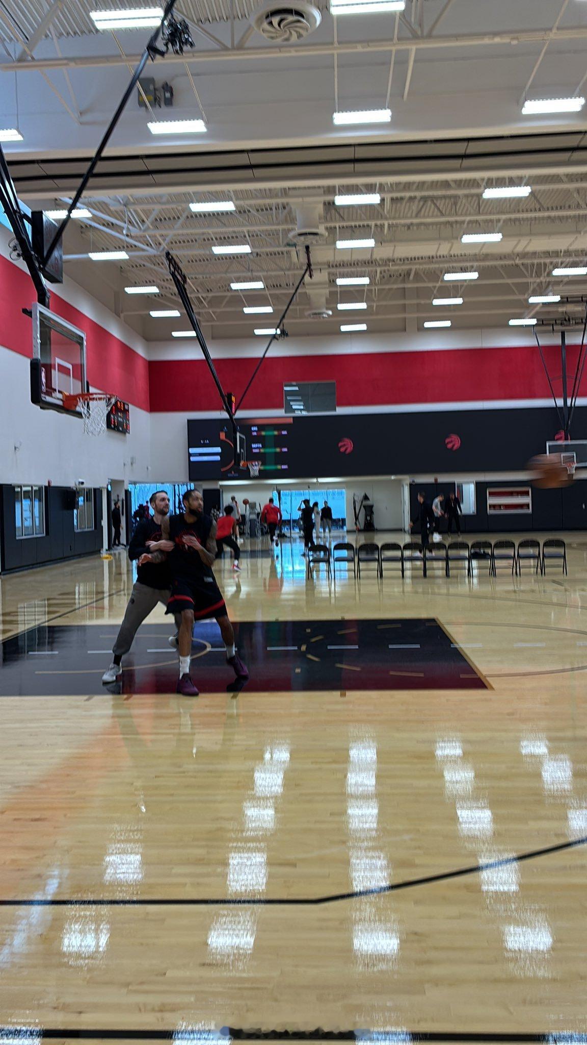 亚当萧华宣布英格拉姆递补全明星时，莺歌正在进行低位进攻训练英格拉姆