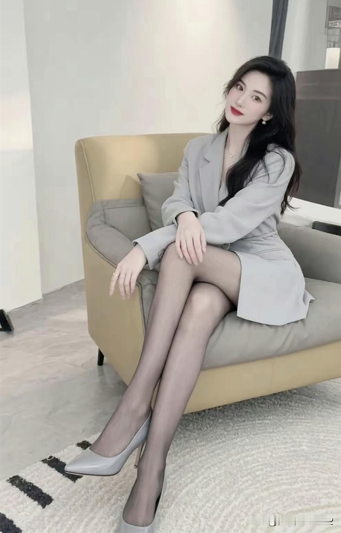 优雅职场风，灰色西装搭配高跟鞋，尽显女性魅力