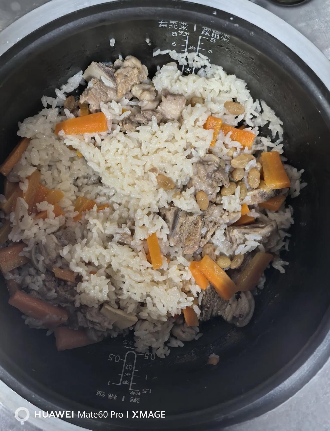 必须Mark一下
第一次做新疆手抓饭成功
羊排、胡萝卜🥕、洋葱🧅、葡萄干
在