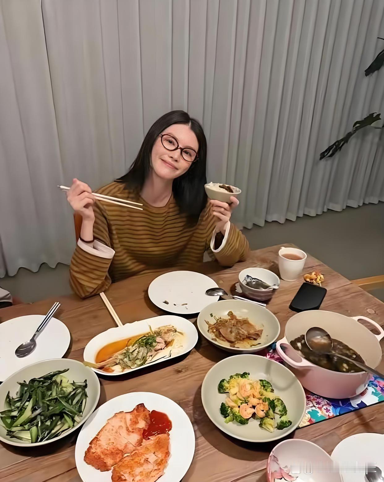 何穗晒出老公陈伟霆做的五菜一汤，甜蜜日常令人羡慕。 