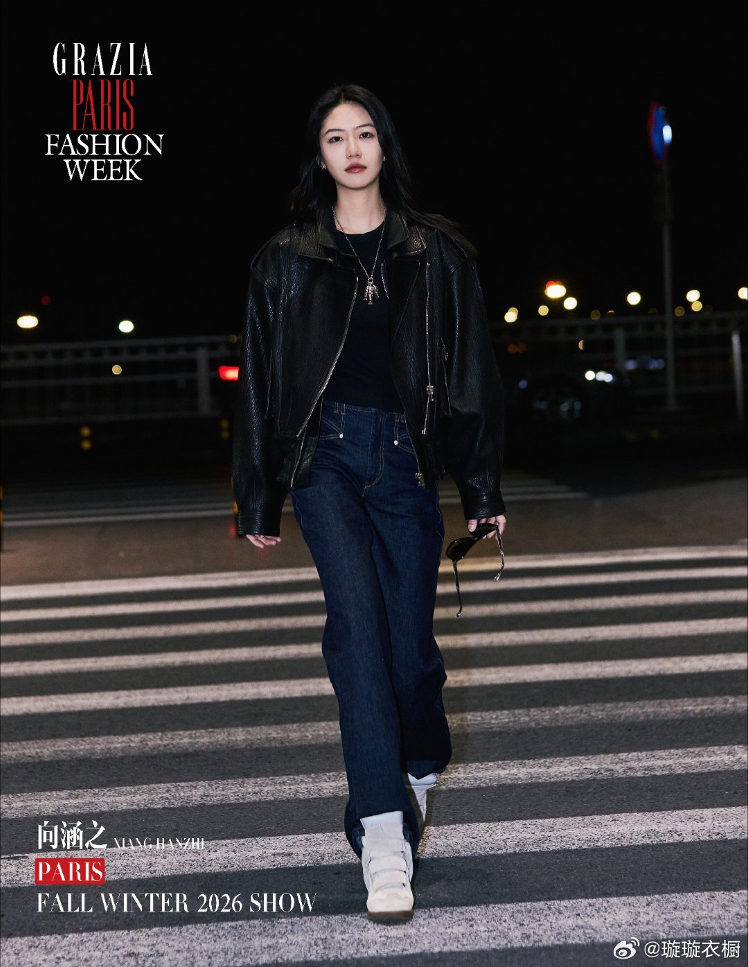 皮革夹克在夜色里流淌星芒，墨镜框住巴黎的霓虹碎片，手推箱滚轮碾过异乡街景，每道拉