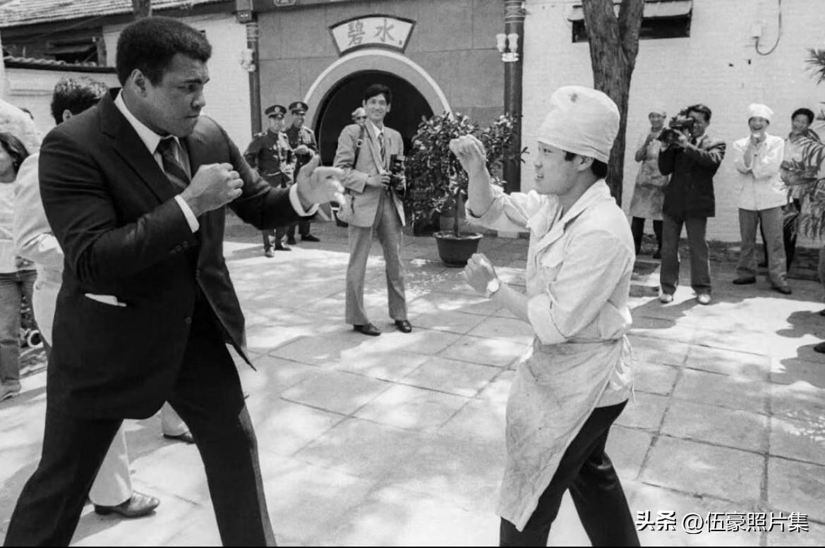 1985年，拳王阿里访问期间，在北京饭店与一位中国厨师“过招”的经典照片。阿里访