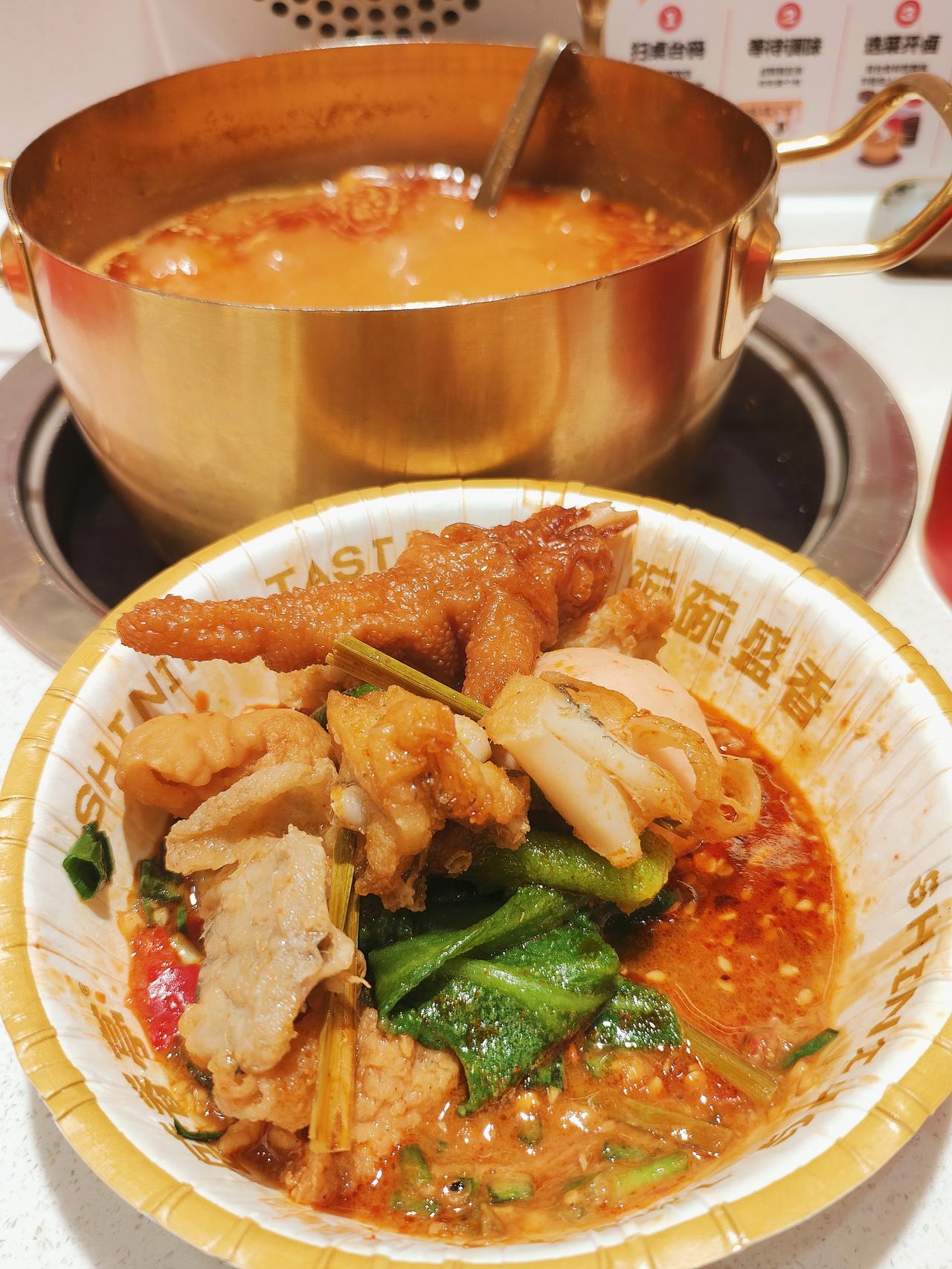 这家店很大，排队的人也多，不过还是挺快的，里面调料自取，非常全，轨道里小车把火锅