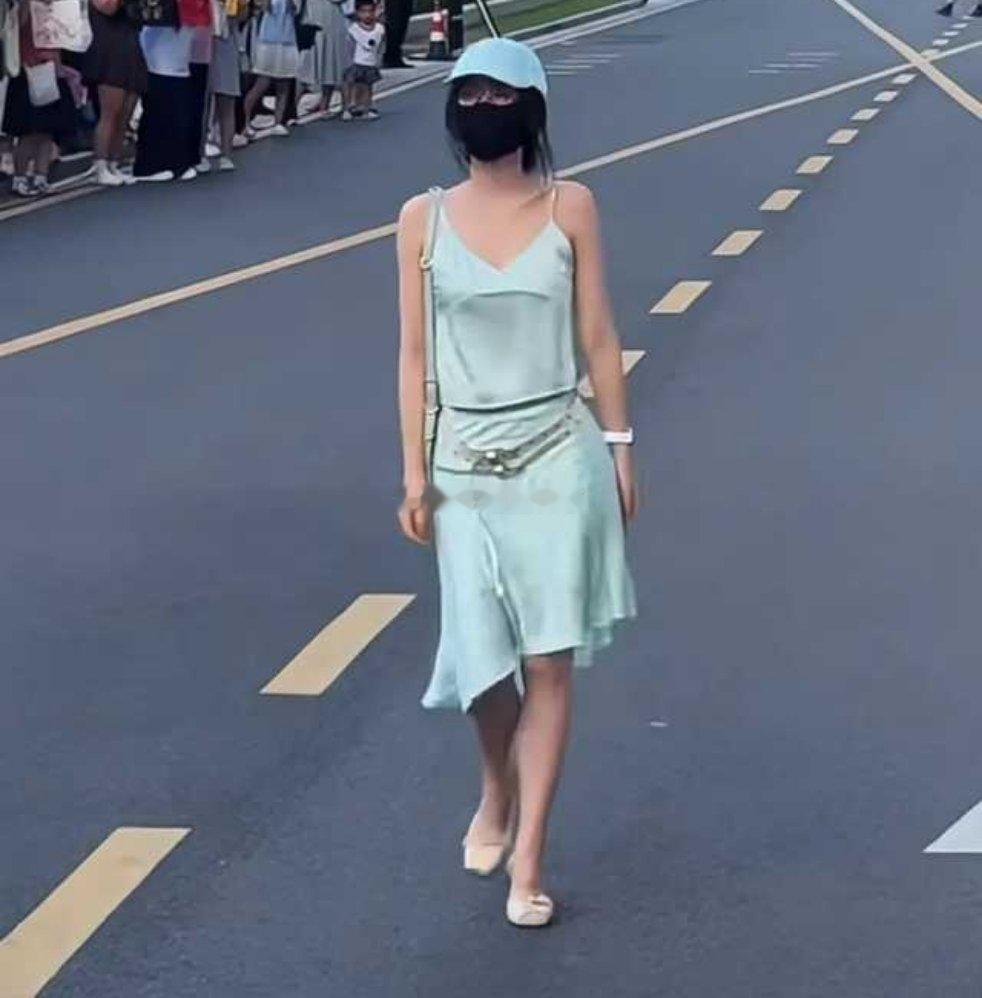 怎么样？[允悲]虞书欣薄荷绿吊带裙 ​​​