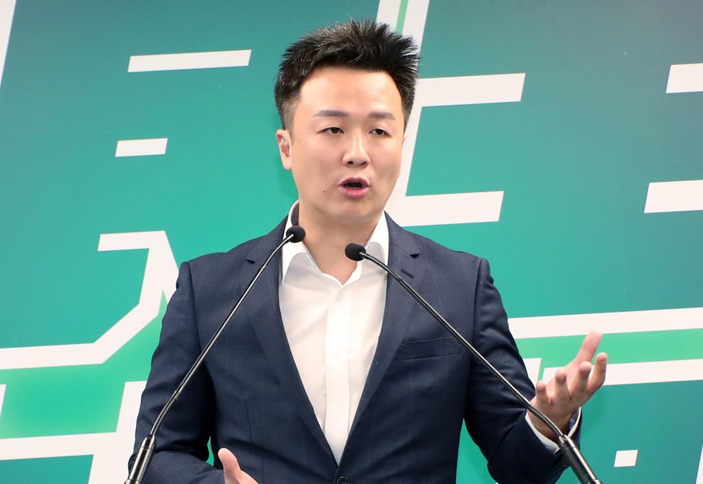 昨日（19日），知名政治评论员李正皓在结束一天的录影工作后，如往常一样准备开车返