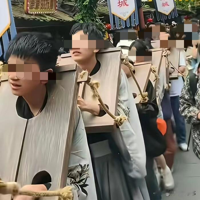 这世界终于颠了我不认识的样子！

杭州宋城，又出新花样了。

游客花280块，体