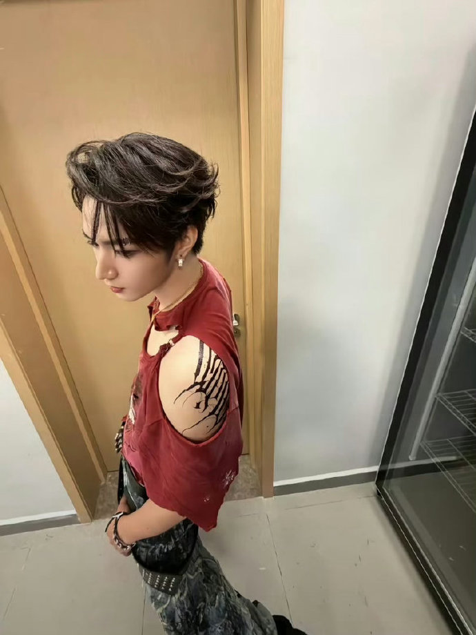 刘耀文神图是这样拍的刘耀文出神图的幕后啊哈哈哈哈刘耀文