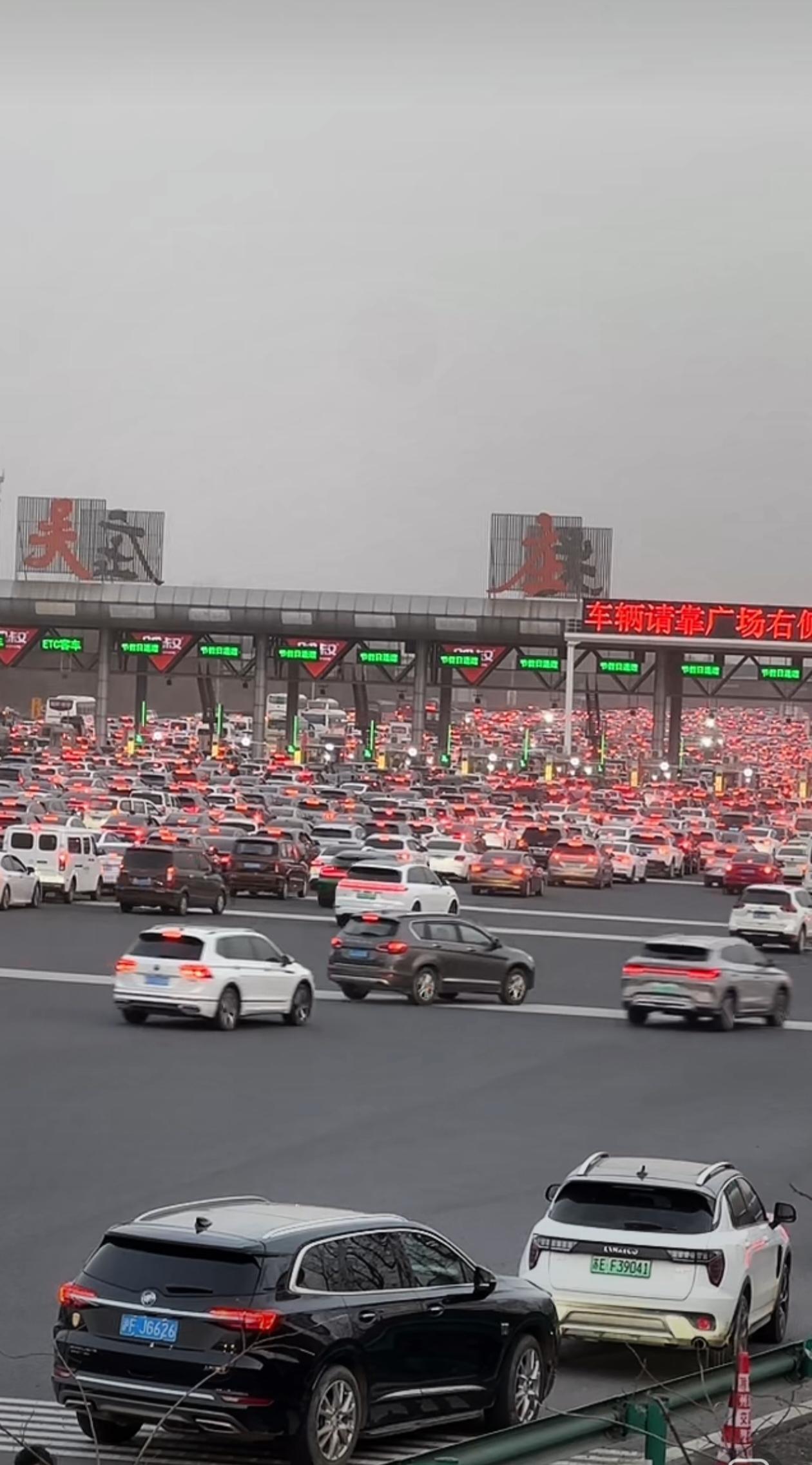 春节高速公路返程场面太壮观了，多条高速公路都是车满为患，高速暂时成了低速，遇到事