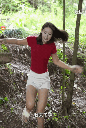 这丫头太调皮了，抓鱼摸虾挖笋采蘑菇……没有不会干的![呲牙]