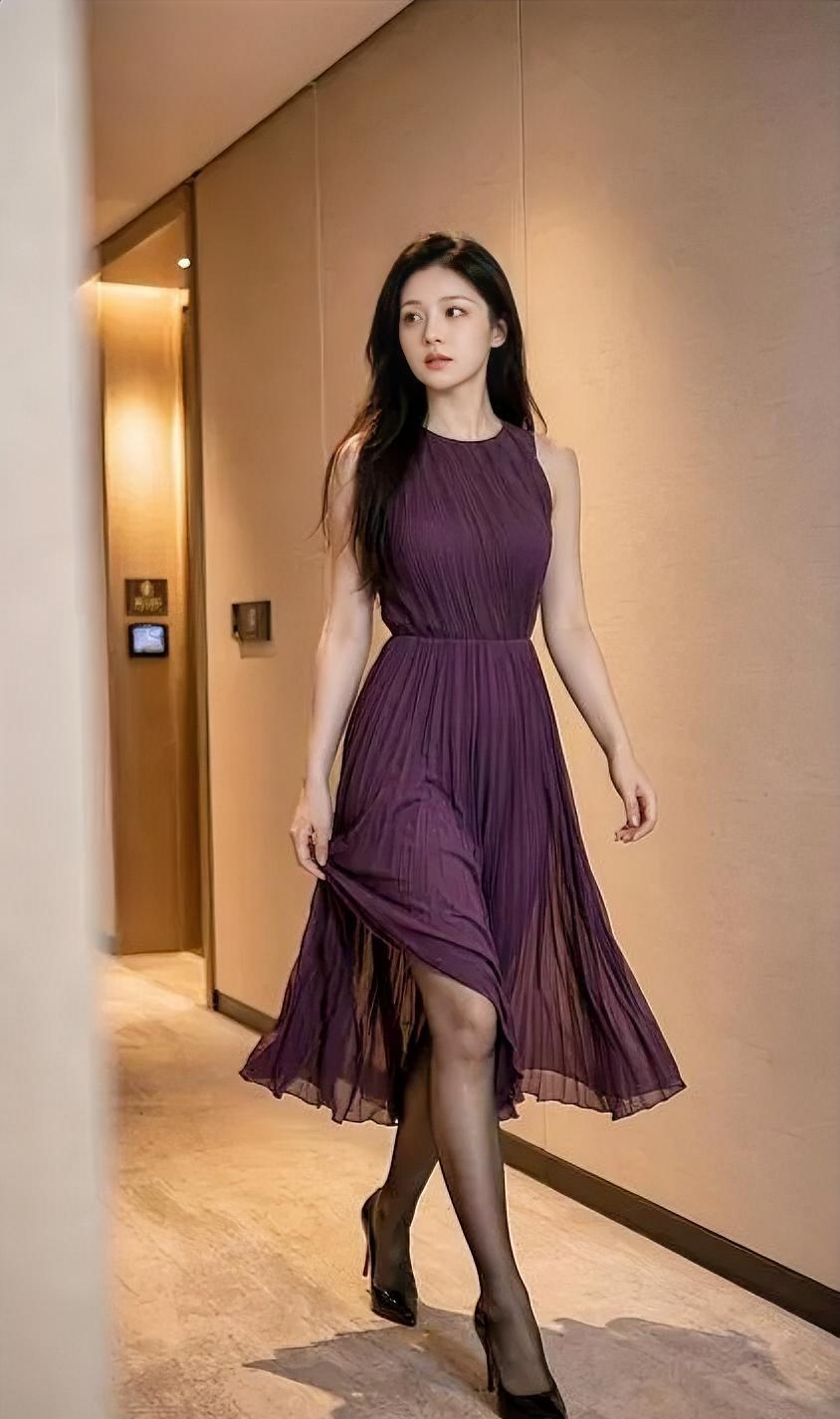 《<廊灯下的紫调微风>》

深紫百褶，轻扬裙摆的优雅，

无袖剪裁，露出肩头的从