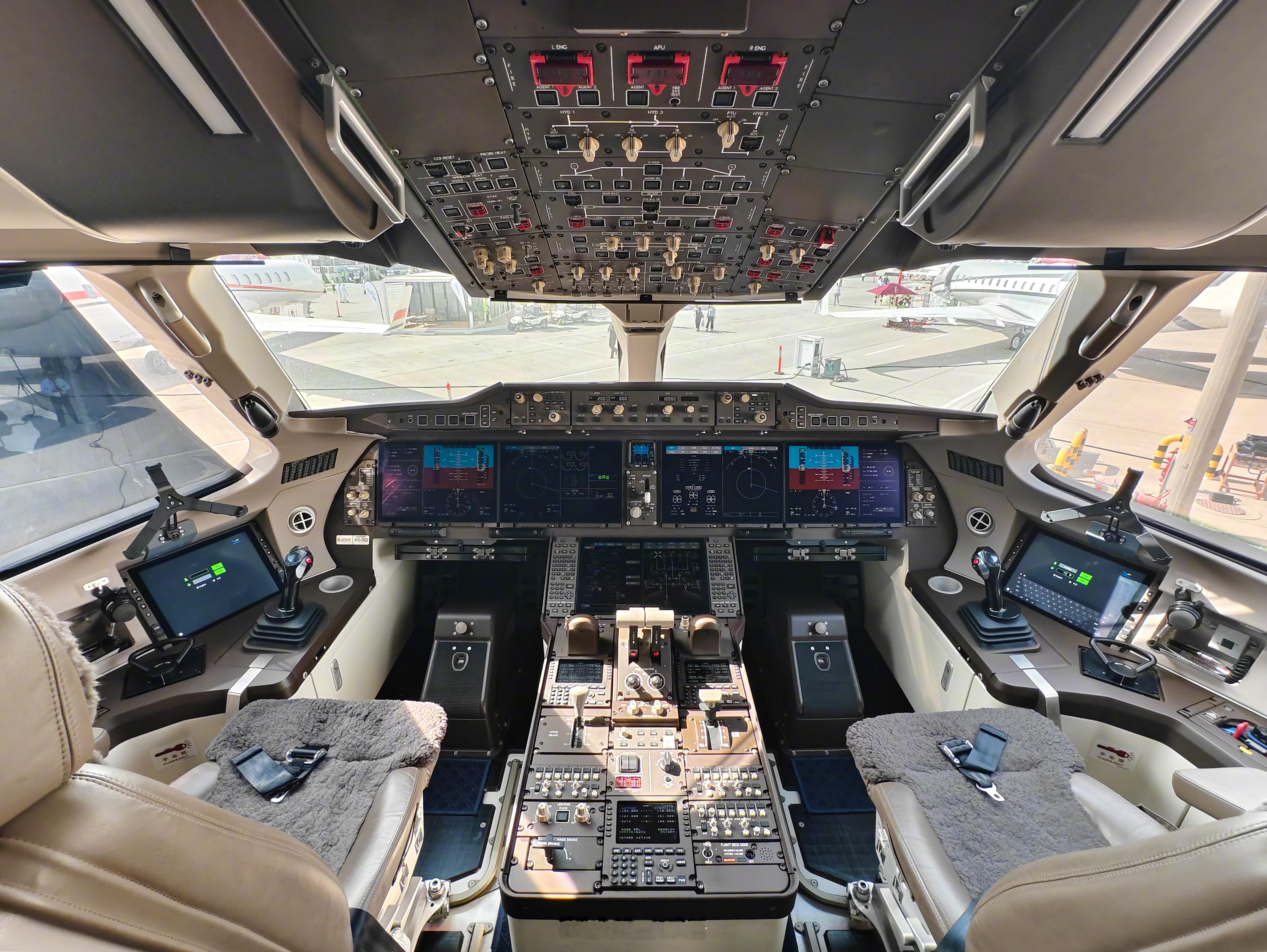 【新能源汽车大电视是标配 新时代客机驾驶舱也是！】C919的驾驶舱应该是普通人最
