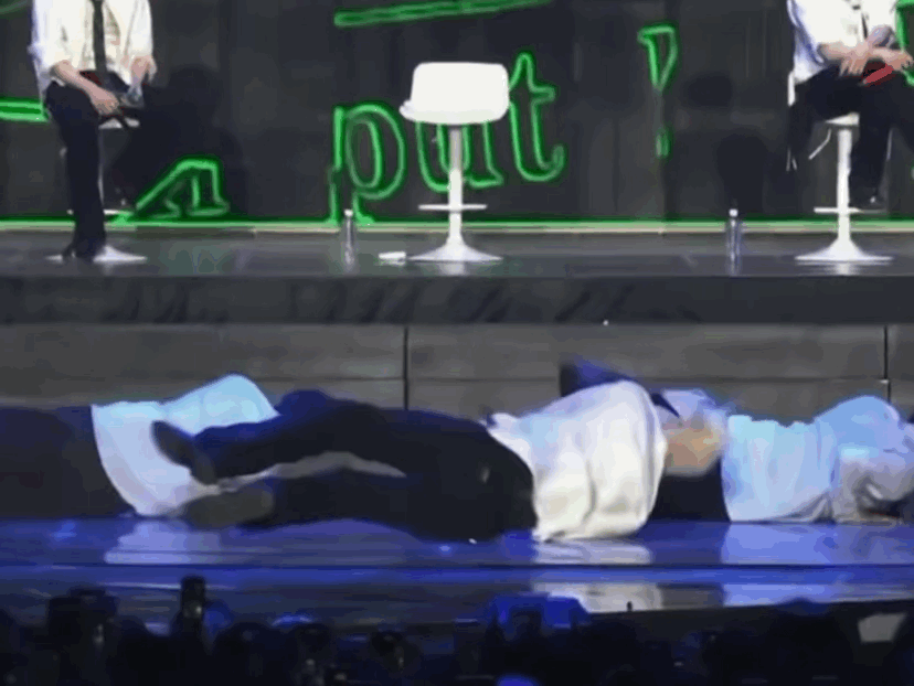 Kai起身一个舞蹈动作 差点把腰闪了 队友急切的从椅子上起飞并笑出了声 边伯贤给