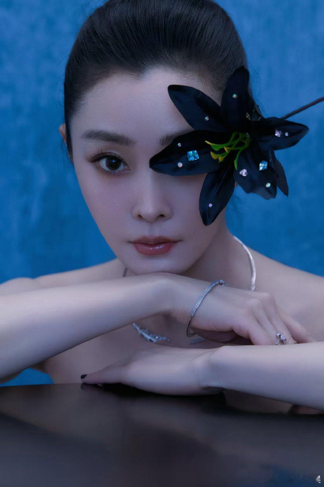 宋轶露背墨染长裙  宋轶暗黑花使  暗黑风格也能如此迷人，宋轶的墨染长裙让人眼前