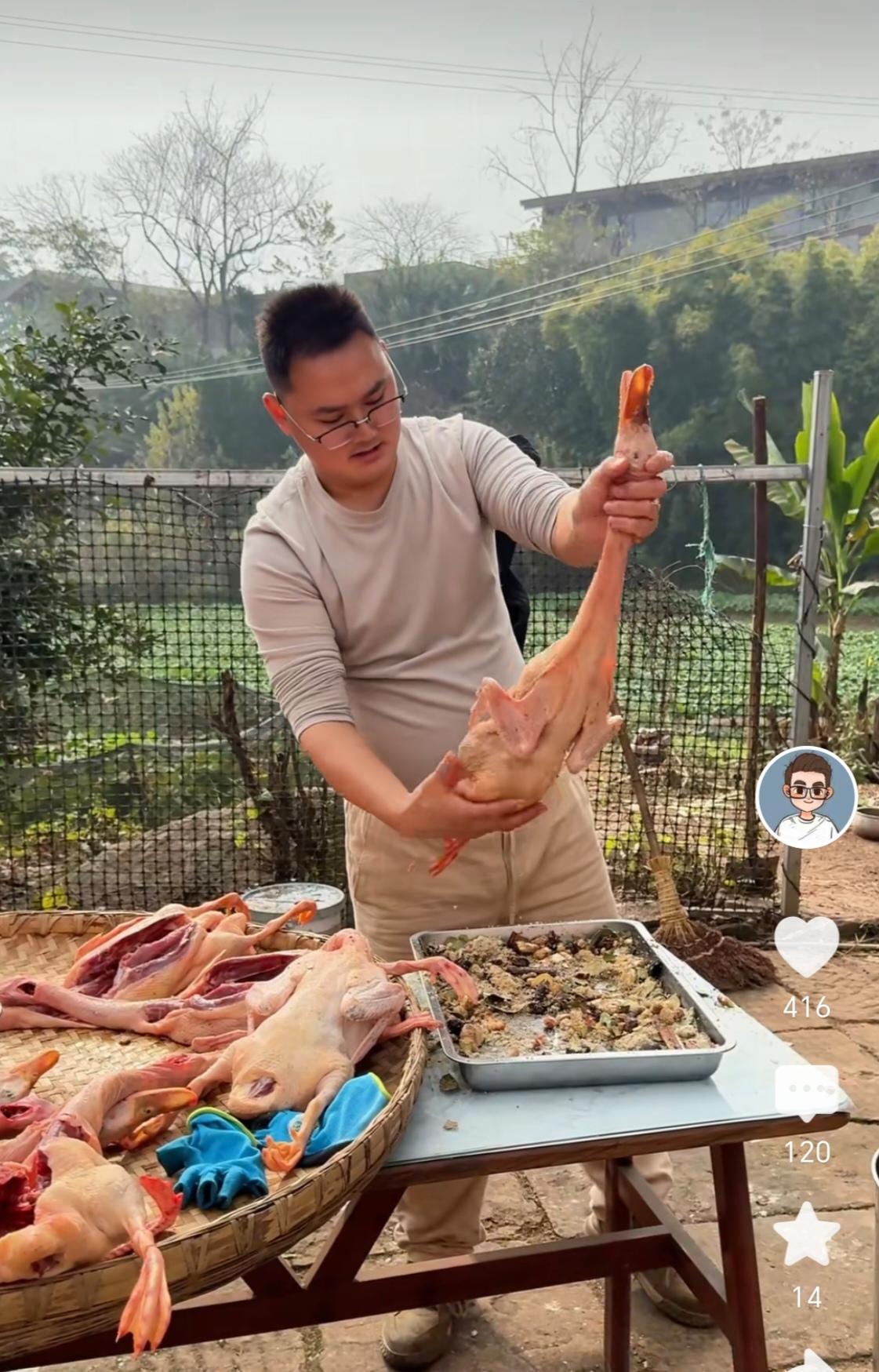 来看小二娃做板鸭的视频，给小二娃点个赞，视频还是非常好看的。是一个完整的视频，从