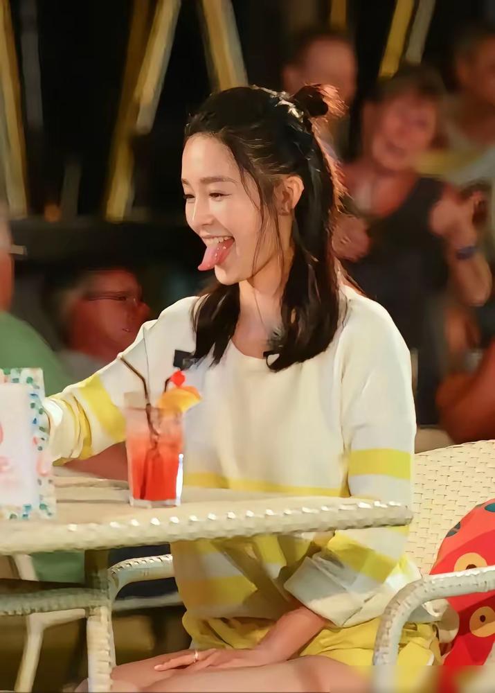 谁还说李沁“万年不红”？最近她的状态，直接杀疯了！
从2008年《新红楼梦》出