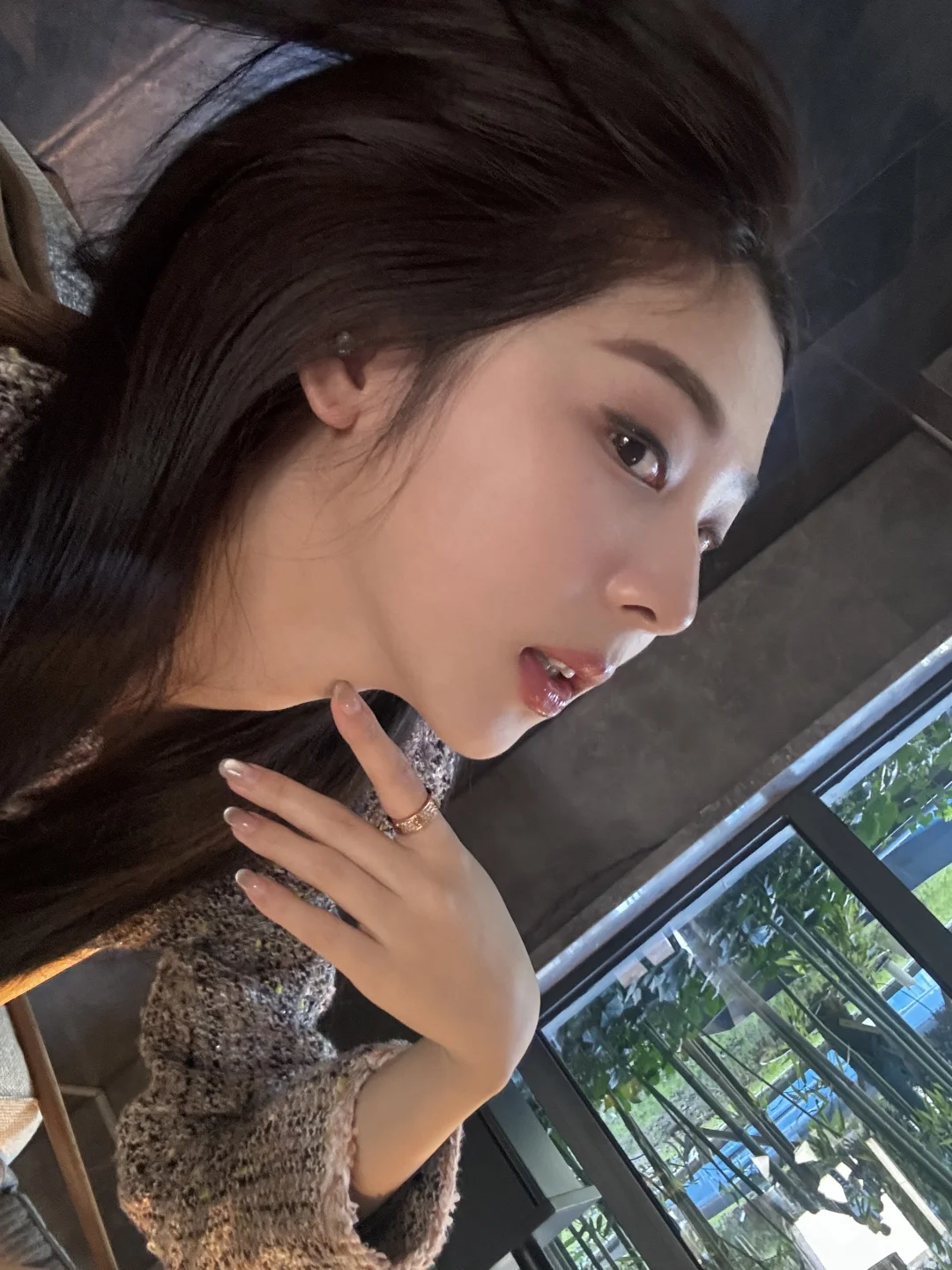 大哥你干嘛老偷看我自拍