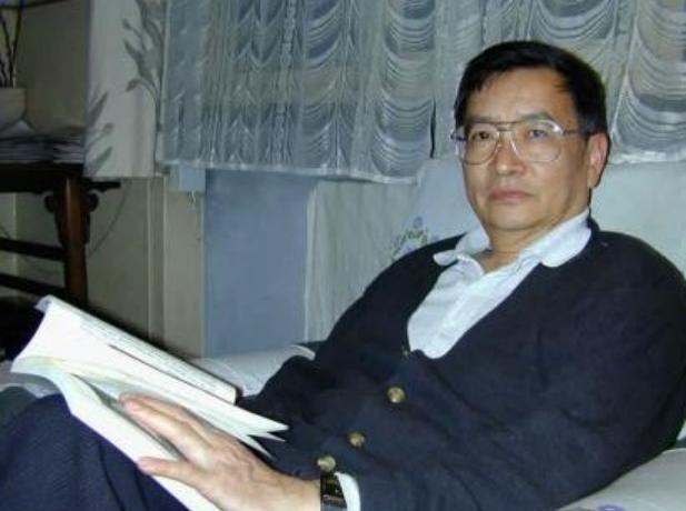 1969年，37岁梁从诫被下放江西劳动，妻子周如枚立刻提离婚，还给儿子改名换姓，