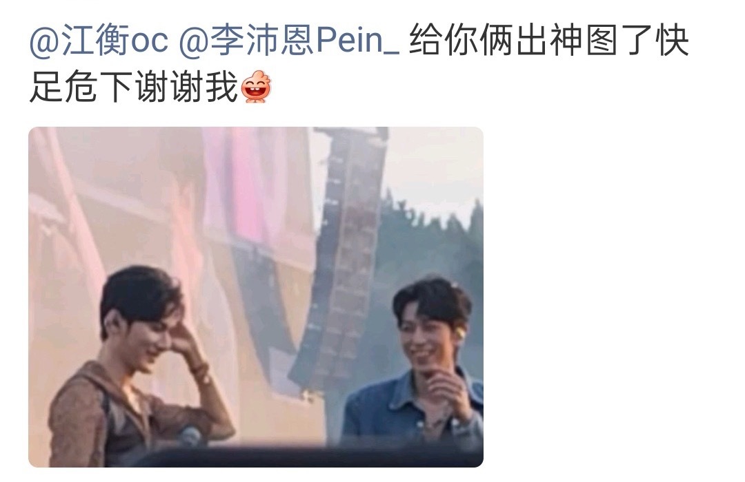 哎对jlj的伤害性为0 因为爸爸妈妈都好帅啊 而且这张妈妈还在盯盯爸爸 哎呀好甜