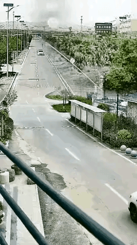 这个十字路口看来很危险，路边的公交站点很挡视线。