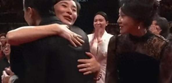 #宋佳争议# 凭同一角色拿下三大视后，舆论两极分化