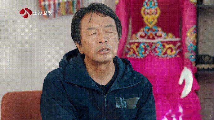 刘震云在《非来不可》中展现了独特的高反风格，令人耳目一新。他虽不自顾，却热衷于探