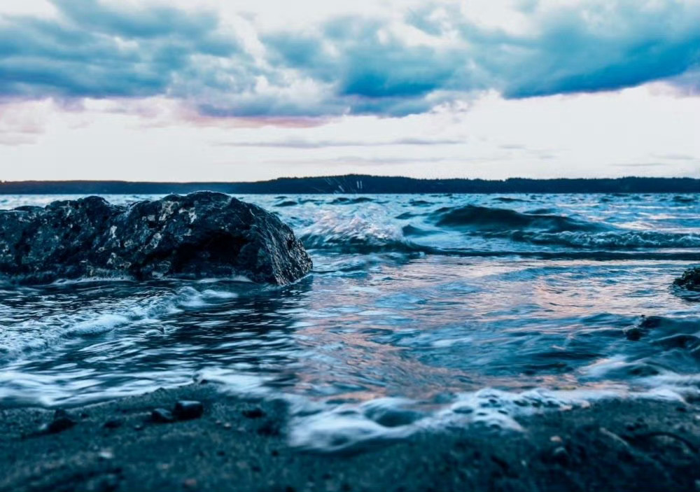 别太热衷于社交，你没用的时候，认识谁都没用。只有你自己变得优秀了，才能吸引优秀的
