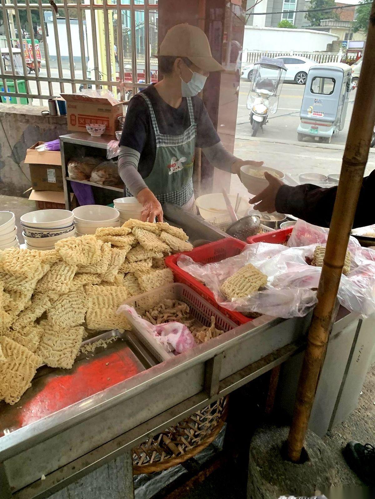 10块钱扫码过去，一碗堆着牛肚、牛肉、千张、豆筋，还卧着个完整鸡蛋、塞满整块方便