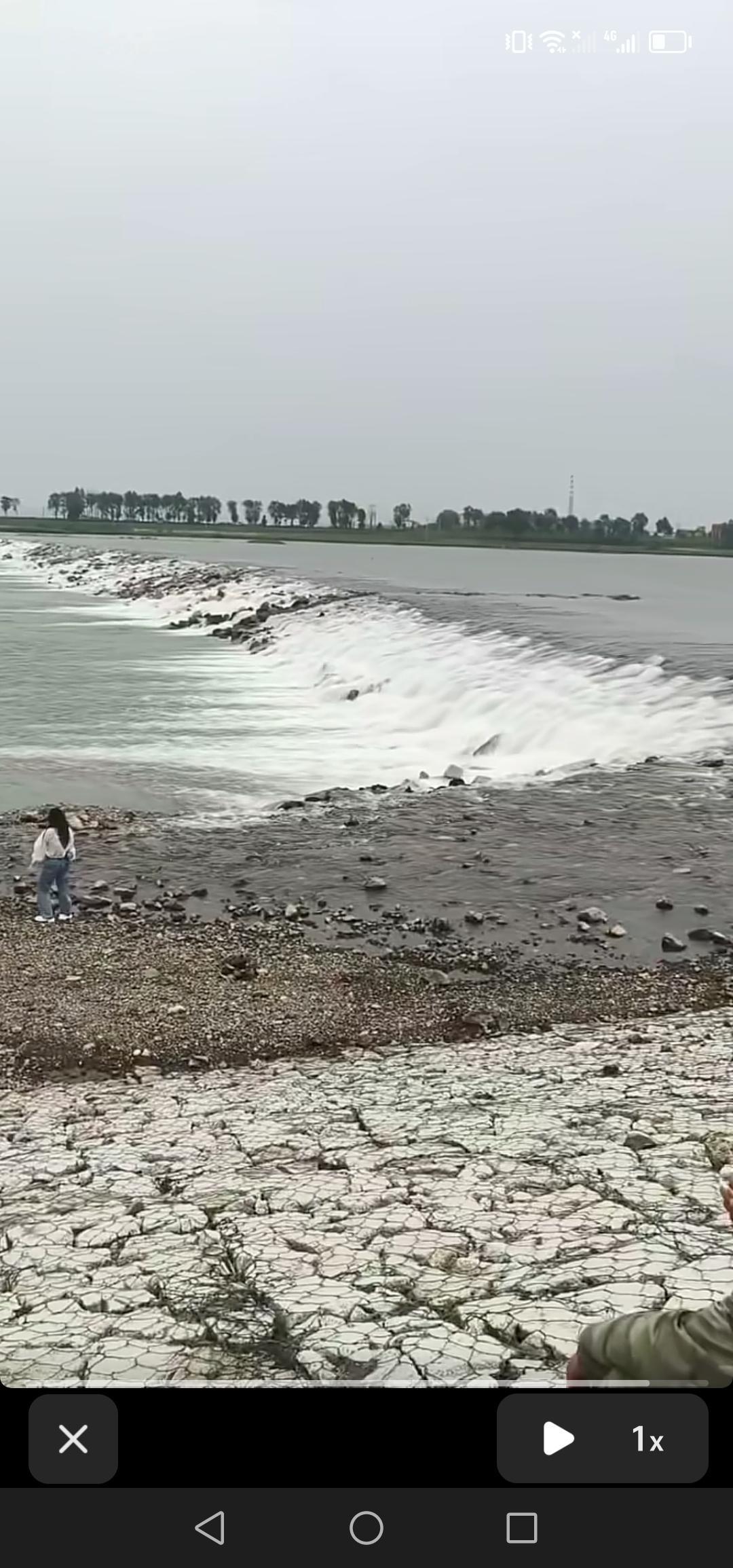 吉林市哨口村小瀑布最近太火了，停车场都满员了，又一个网红打卡点诞生了！

近日吉