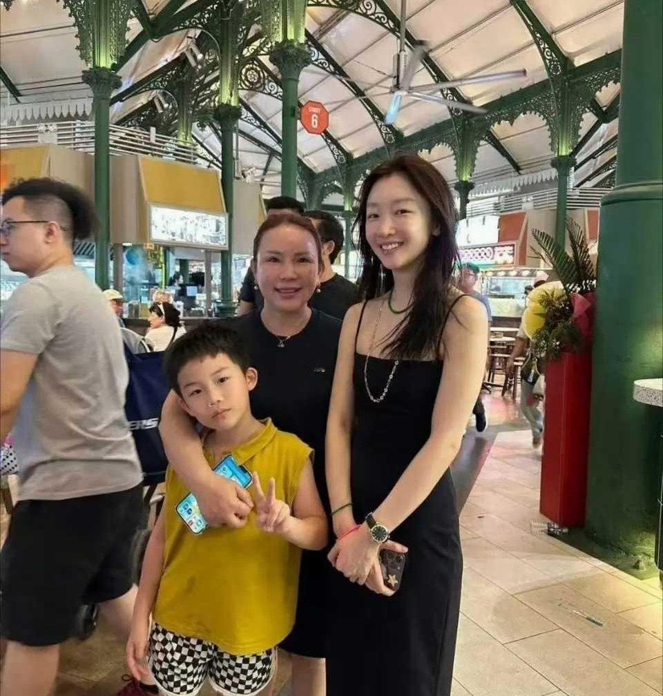 一直以为周冬雨很矮，看到她和路人的合影后才发现她原来是薄不是矮 