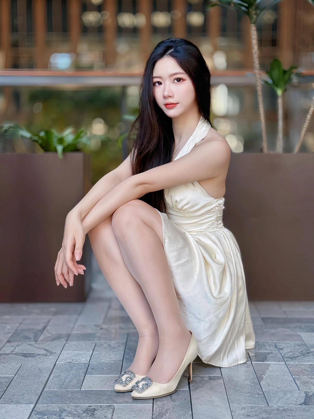 一袭香槟色挂脖裙，
缀着细碎星光，
在步履间漾起温柔弧度；
钻扣高跟鞋轻叩地面，