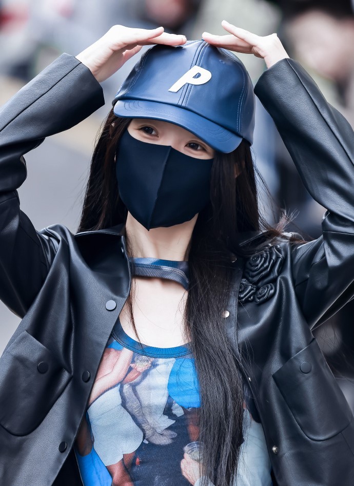 虞书欣何盼鱼不停蹄上班了虞书欣就是上班的料刚结束北京行程就直奔横店，虞书欣无缝衔