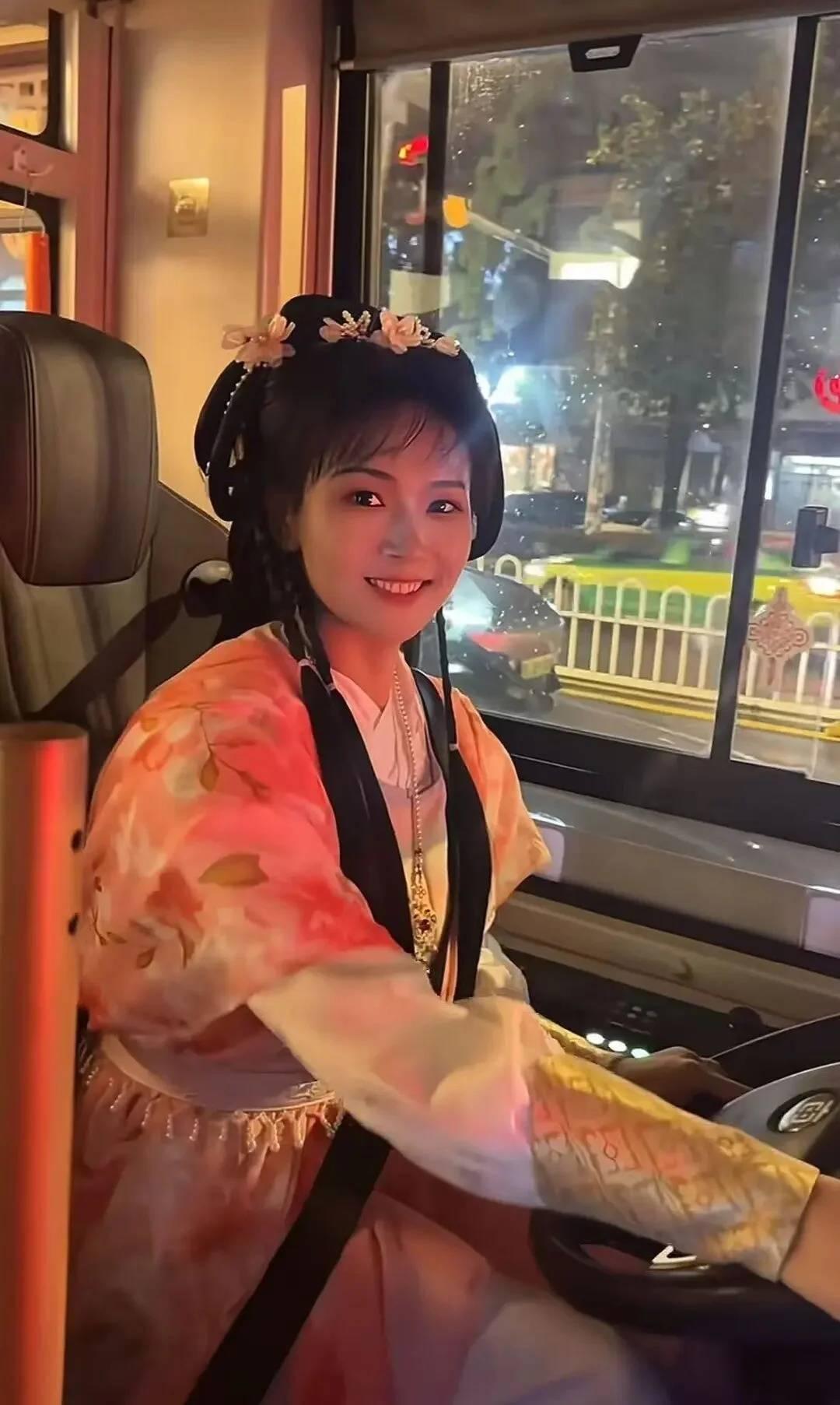 湖北襄阳国庆期间推出全国首辆“侠义主题”巴士，女公交司机姚玲玲扮成“黄蓉”开车，