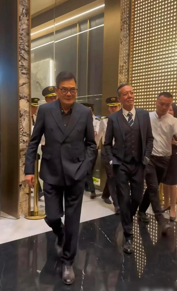 李国麟和骆应钧这对“反派专业户”悄悄把片场搬进生活：一个每天游足一公里、吃素八年