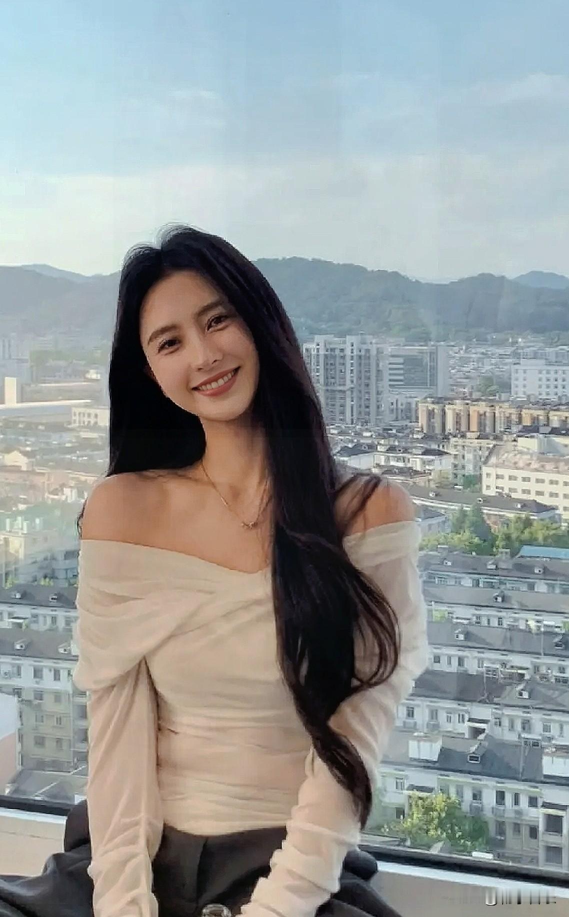 阳光吻过裙摆，风裹着城市烟火漫来。山影叠在楼宇间，连空气都甜得像没吃完的蛋糕余韵