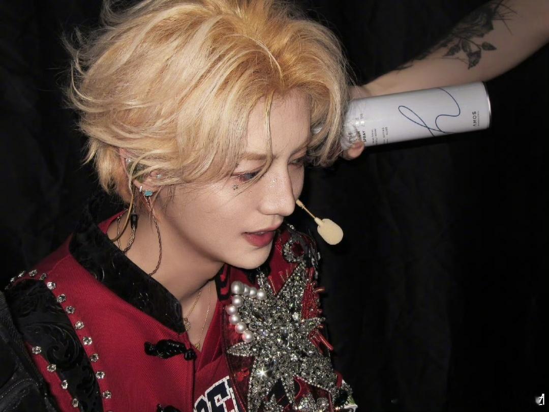 鹿晗穿踩小人红袜子鹿晗穿红袜子踩小人哈哈哈哈哈 鹿晗这双红袜子细节满分，脚底板写