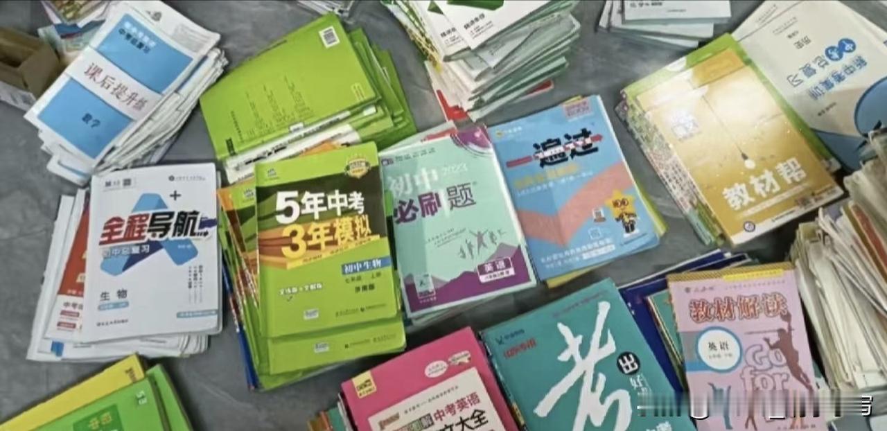 网友说: 十几年前他们那里的真人真事，三个小学生捡到一个包，里面有十万块钱，交到