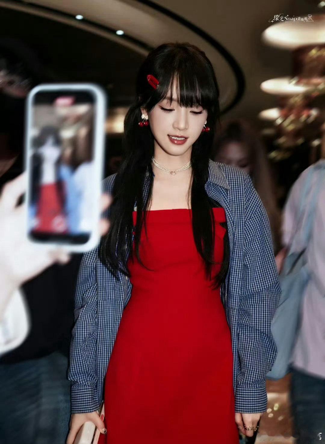 黄灿灿红色抹胸裙黄灿灿红色抹胸裙造型招商会这一身红裙太亮眼，出场瞬间就抓住所有人