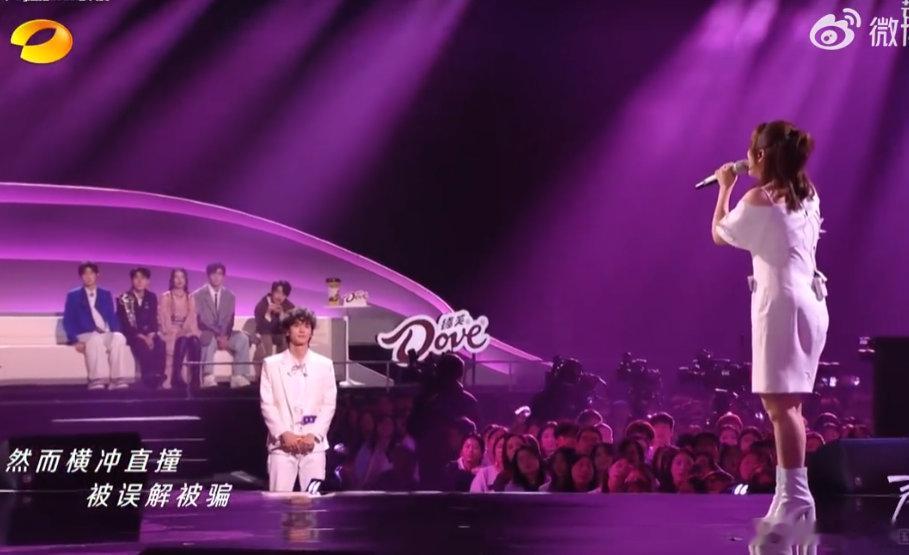 陈佩贤天黑黑开口跪谁懂啊！陈佩贤的《天黑黑》开口跪！深情演唱直击人心，每一句都带