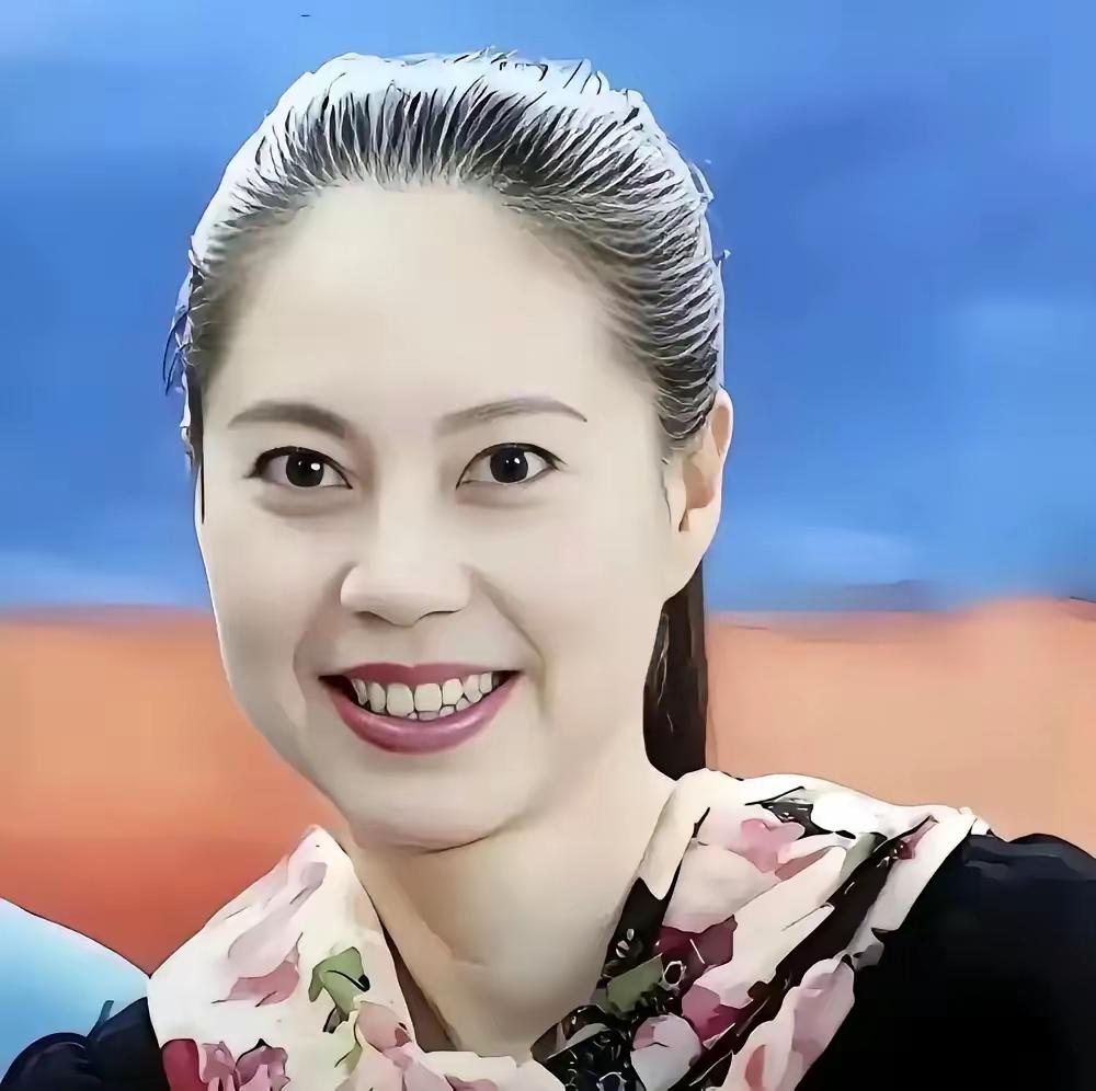 她在比赛期间叛逃美国，令中国队遭受重创，32年后回国，目的不是道歉而是圈钱，北京